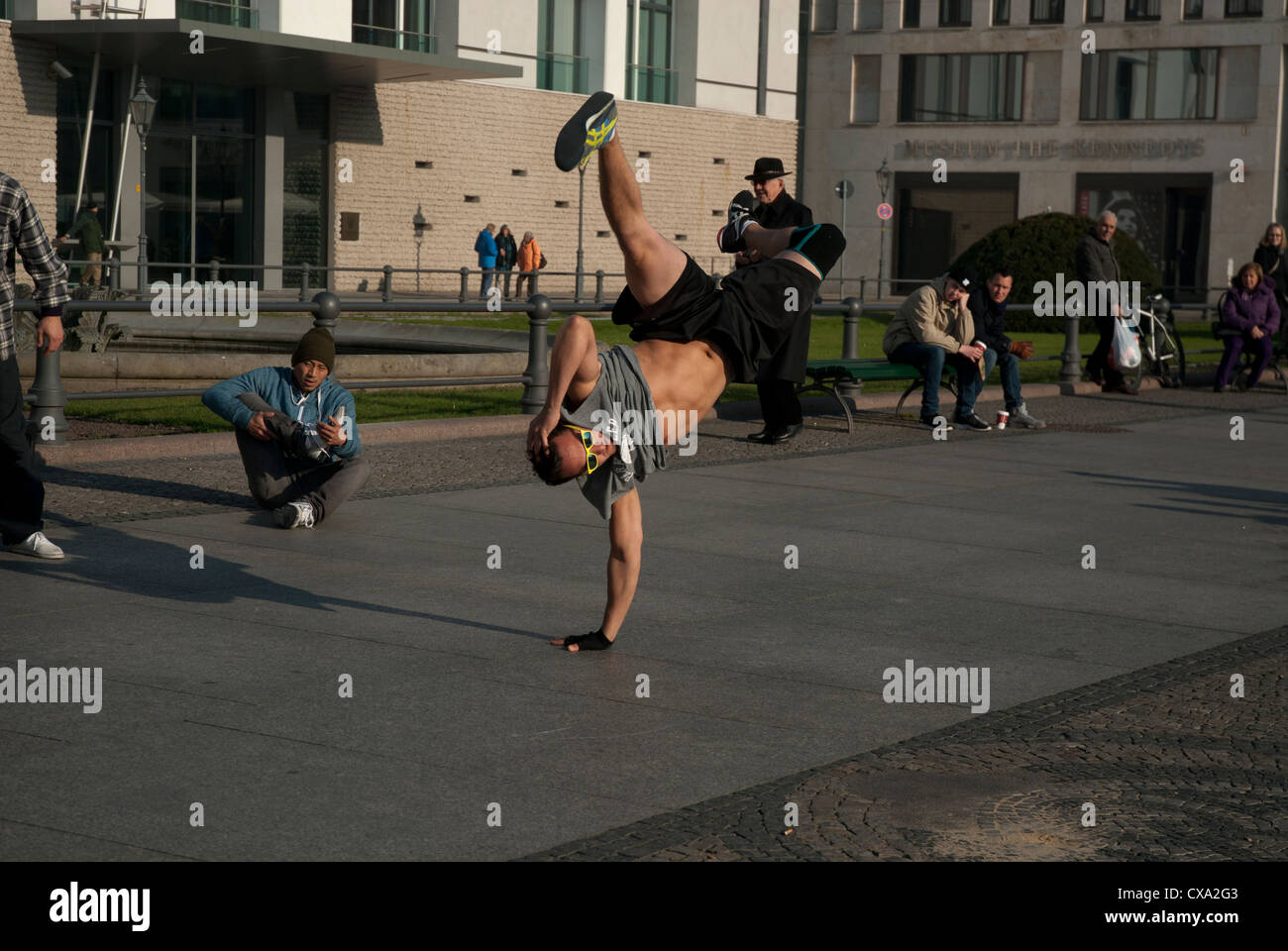 Ein Breakdancer für Touristen auf dem Pariser Platz am Brandenburger Tor in Berlin, Deutschland Stockfoto