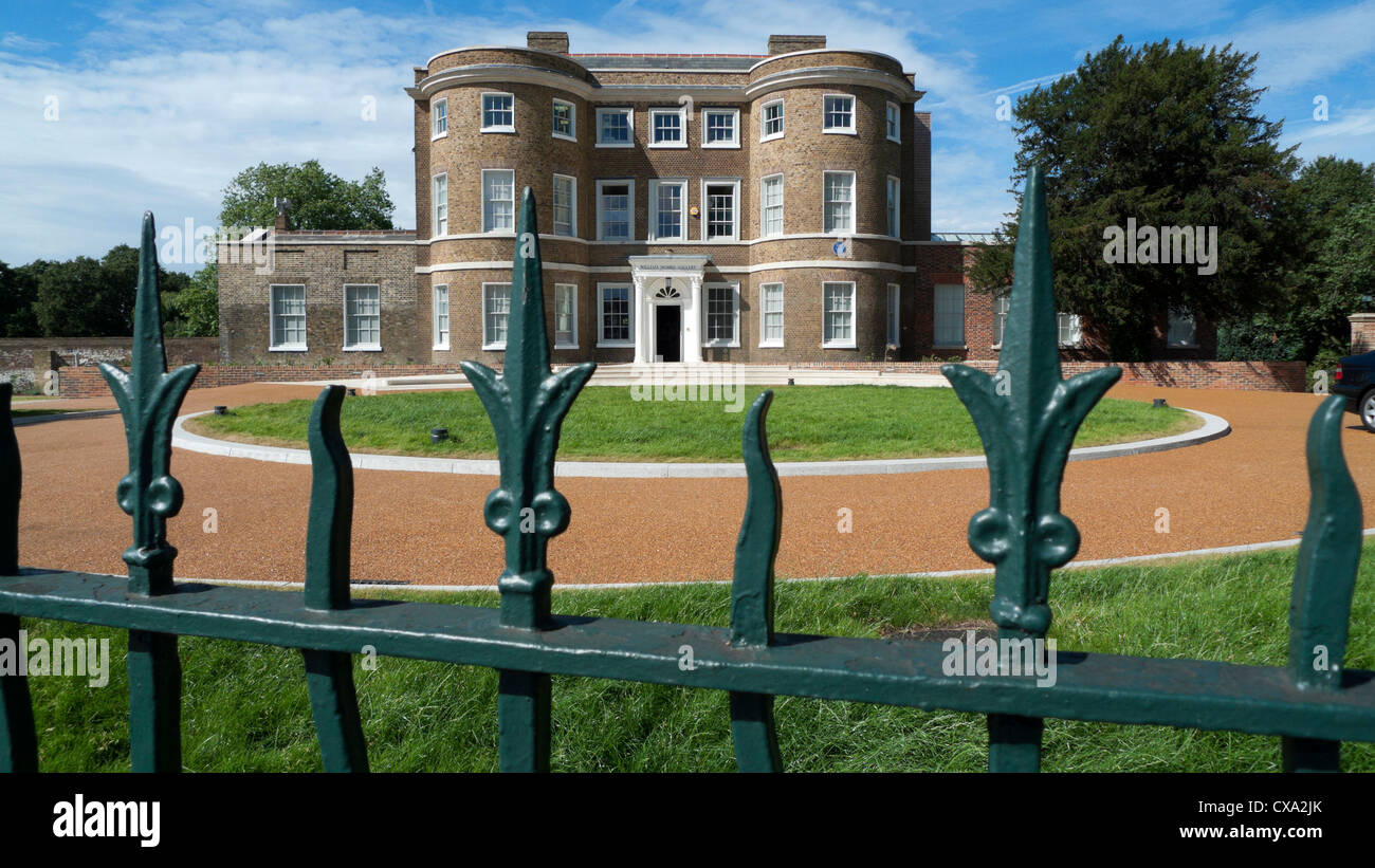 Außenansicht von der William Morris Gallery Gebäude und Geländer in "Forststraße" Walthamstow London UK KATHY DEWITT Stockfoto