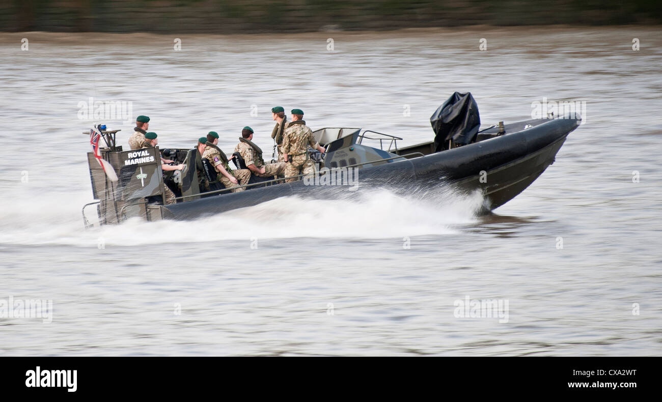 Royal Marines in einem Speed-Boot auf der Themse. Stockfoto