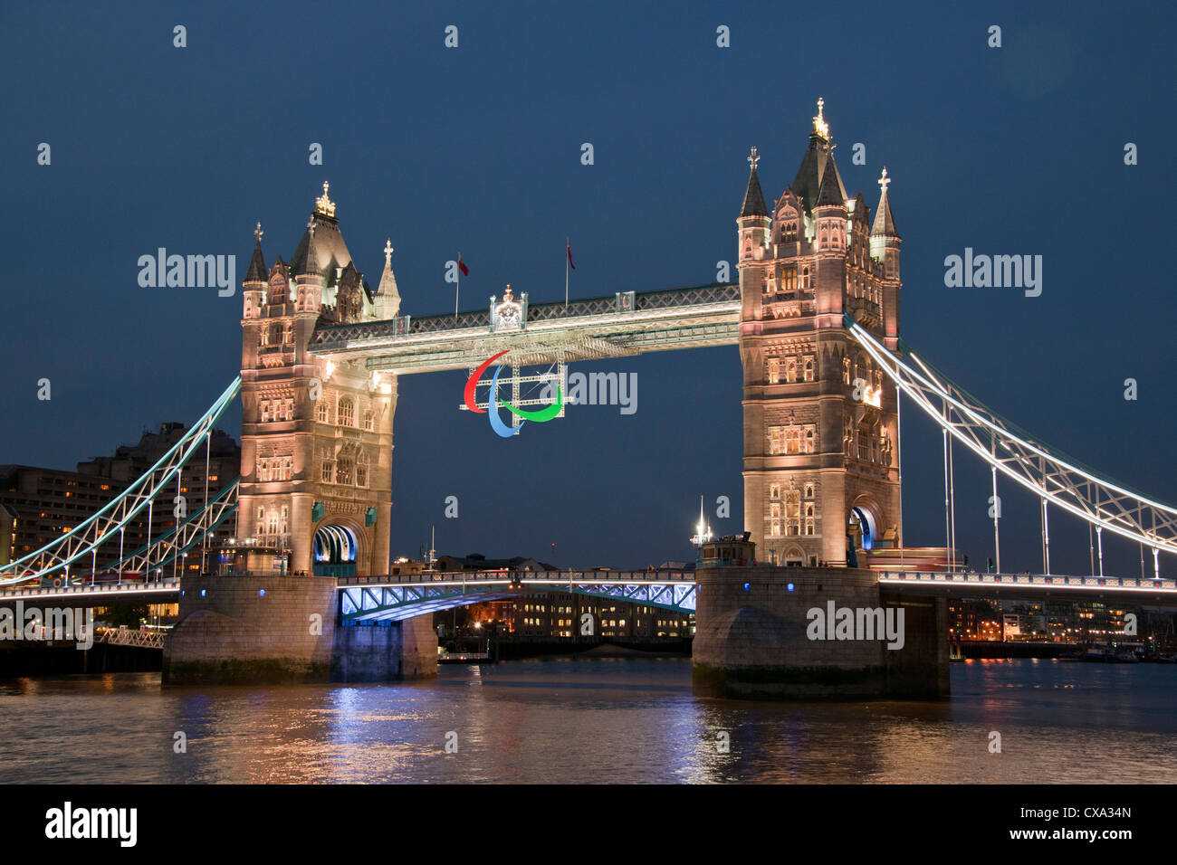 Die Paralympischen Logo, Agitos, auf Tower Bridge während der Paralympischen Spiele 2012 in London. Stockfoto