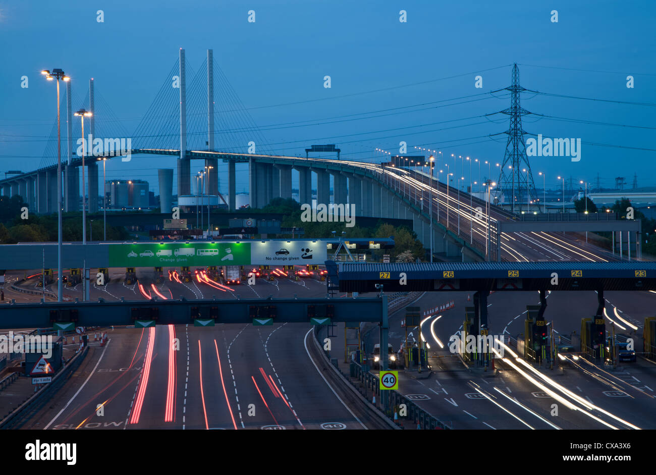 Am Abend Blick auf die Mautstelle Dartford Crossing, Kent, UK. Stockfoto