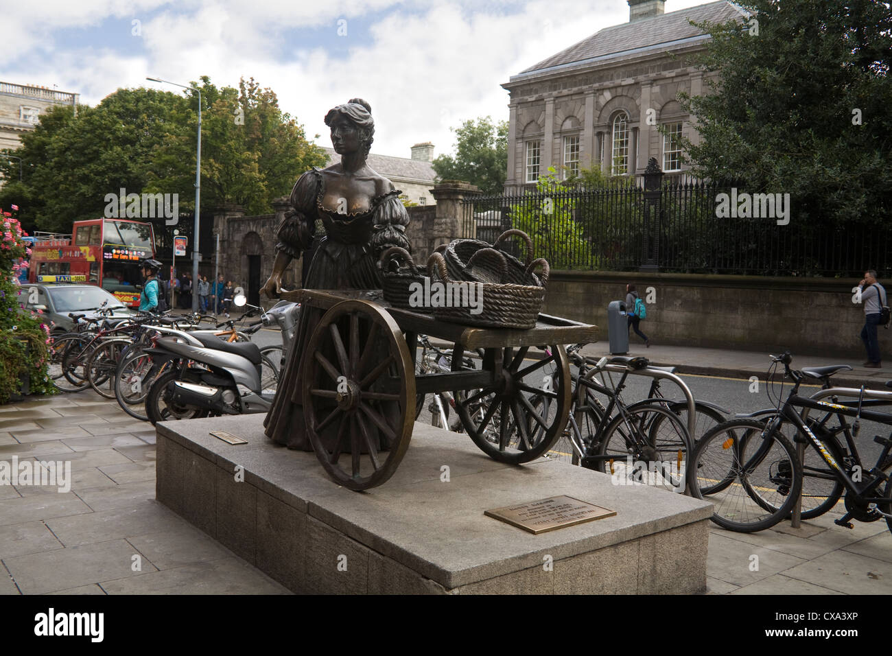 Dublin Stadt Eire EU berühmte bronzene Skulptur von Molly Malone mit ihrer Schubkarre und Korb mit Herzmuscheln und Miesmuscheln Stockfoto