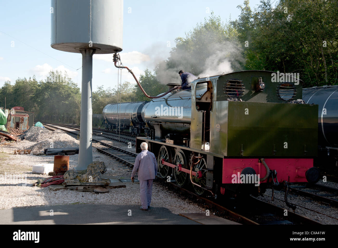 Sattel-Tank-Lokomotive mit Wasser auffüllen Stockfoto