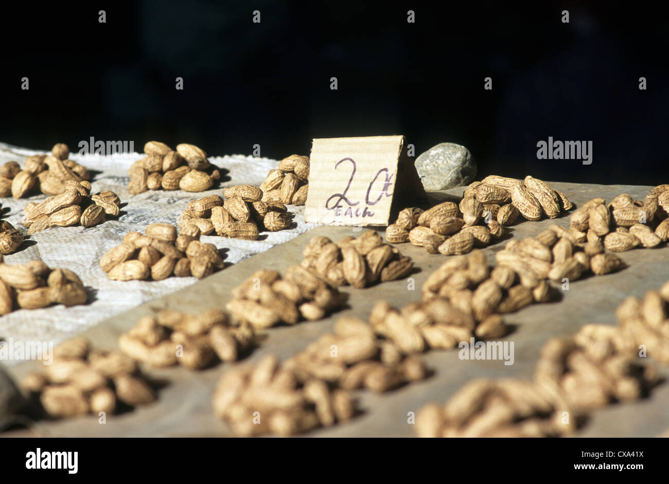Papua Neu Guinea, Alotau, Essen, Erdnüsse zum Verkauf auf dem lokalen Markt mit 20 Toea Preis pro Paar. Stockfoto