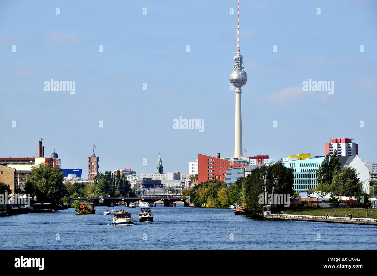 Fernsehturm und Spree entlang Berlin Deutschland Stockfoto