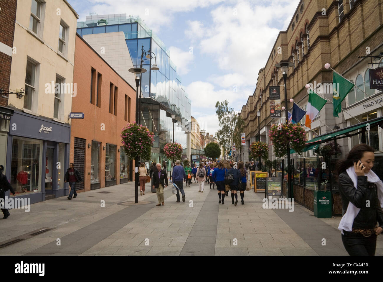 Dublin Stadt Eire EU Gruppe Schulmädchen zu Fuß entlang der Fußgängerzone South King Street Stockfoto