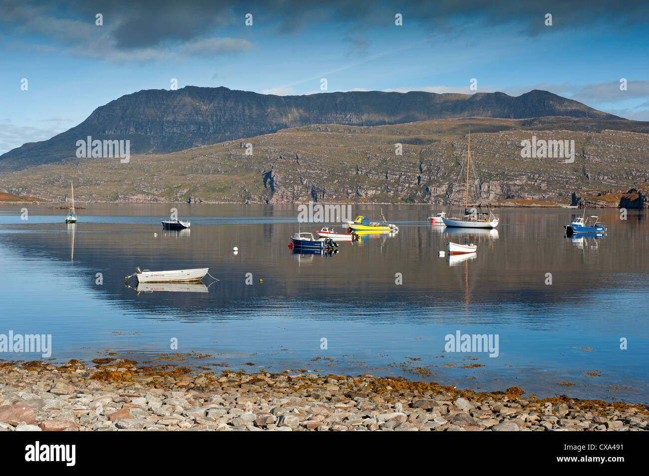 Sportboote in Loch Kanaird Bucht, Ardmair, in Wester Ross Scotland.   SCO 8537 Stockfoto