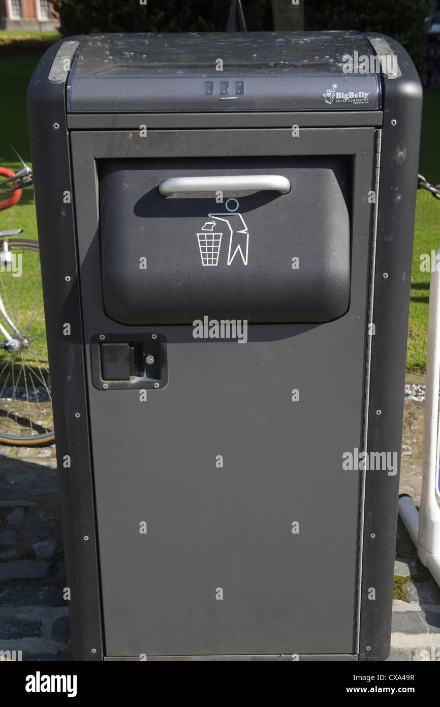 Großen Bauch Solar Compactor Mülleimer Stockfoto