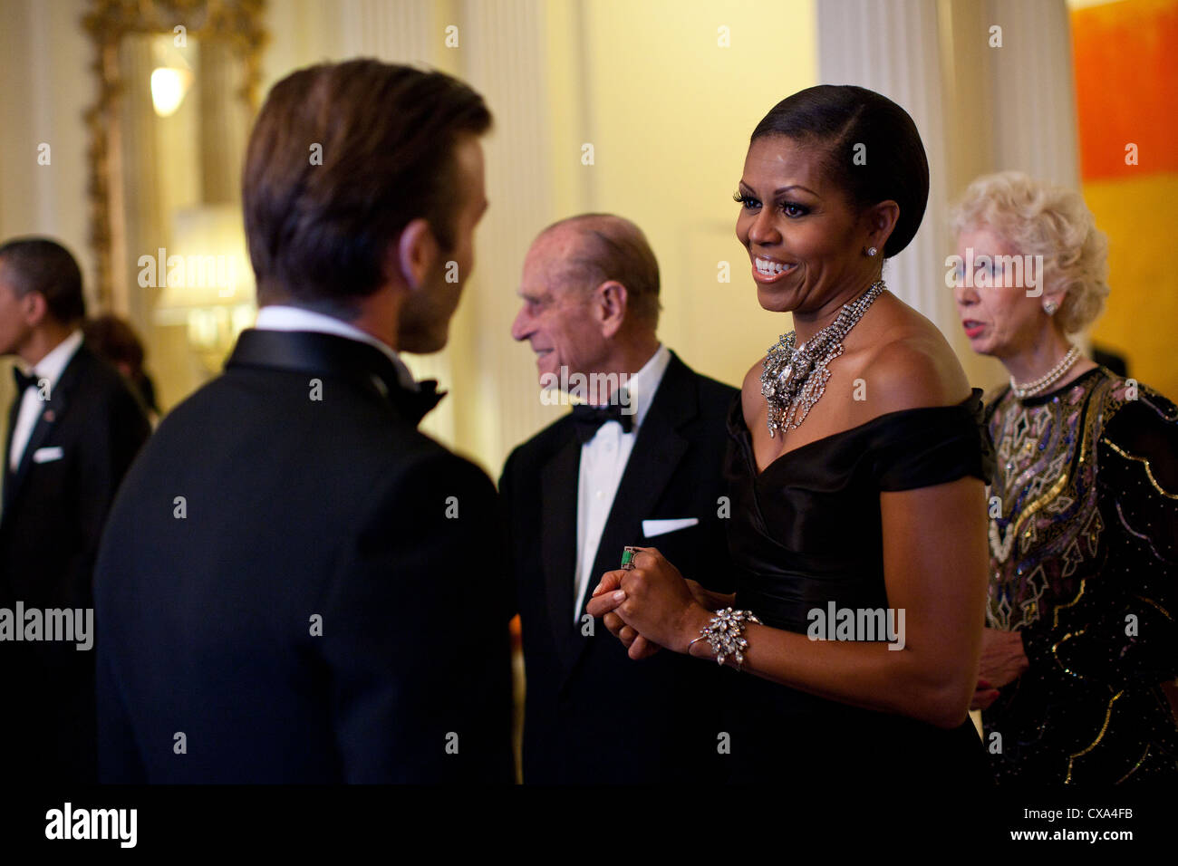 Michelle Obama grüßt Fußballstar David Beckham bei einem Abendessen zu Ehren von Königin Elizabeth II im Winfield House in London, England Stockfoto