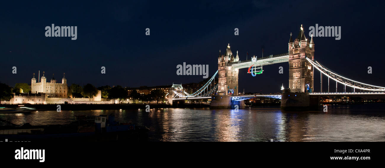 Die Paralympischen Logo, Agitos, auf Tower Bridge während der Paralympischen Spiele 2012 in London. Stockfoto