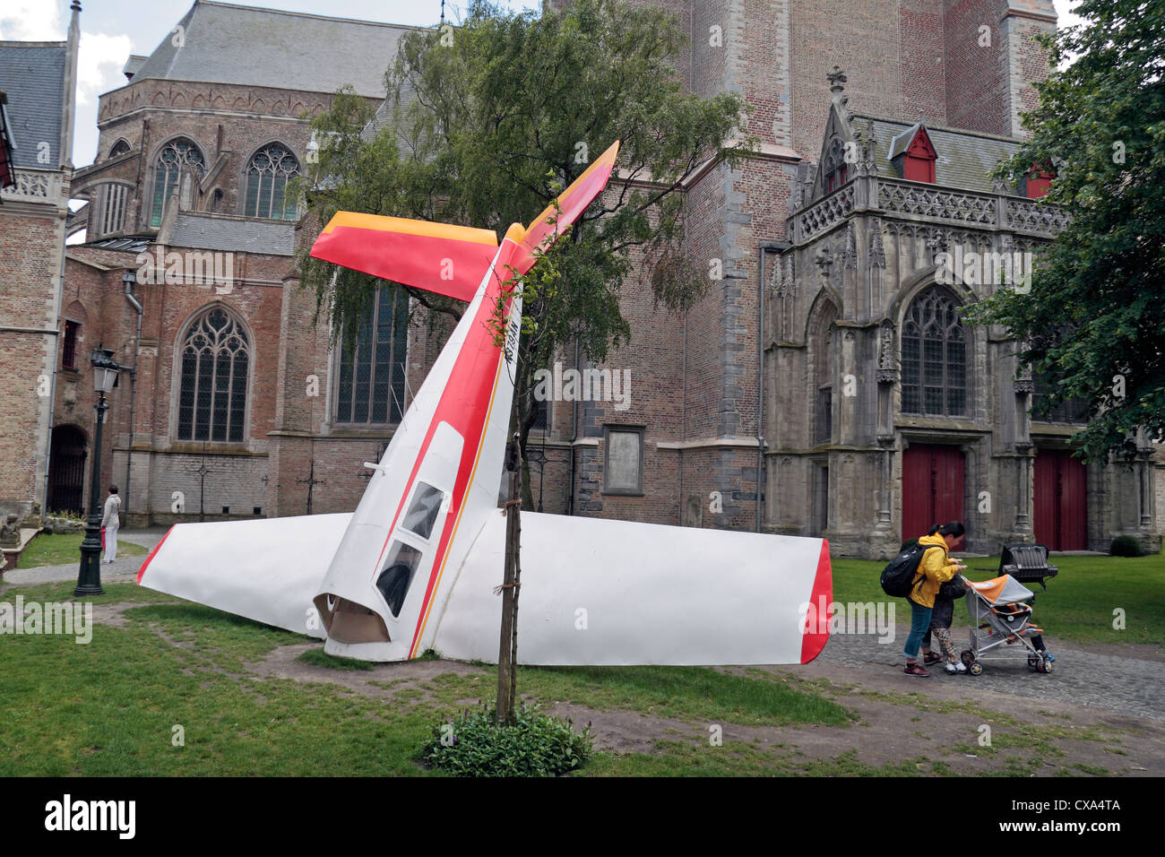 Etwas seltsame leichte Flugzeug Absturz Kunstwerk im Zentrum von Brügge, Belgien. Stockfoto