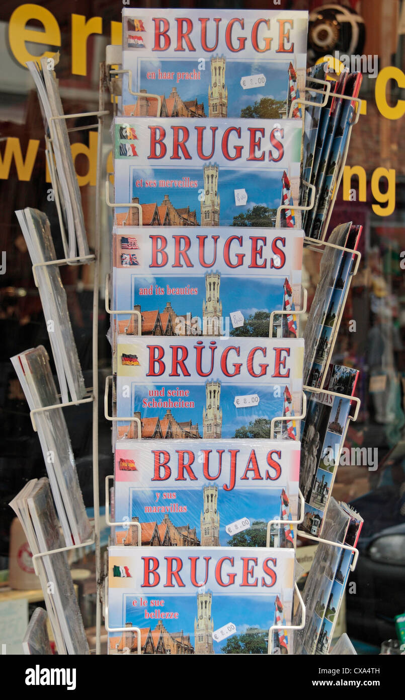 Ein Schaufenster der Brügge Reiseführer in verschiedenen Sprachen außerhalb eines Ladens in Brügge, Belgien. Stockfoto