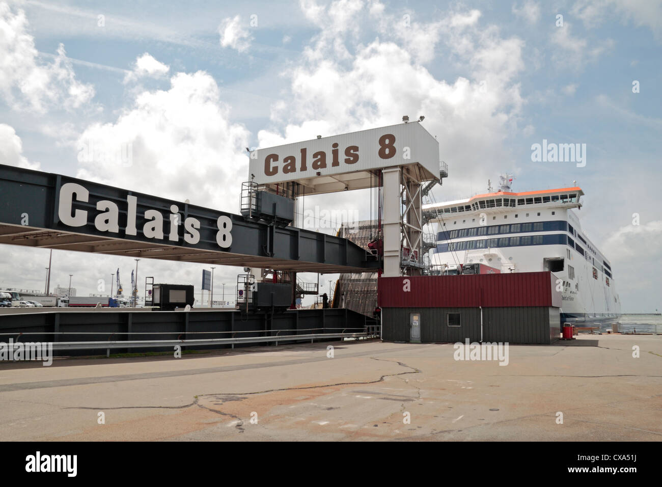 Die Calais 8 Rollen auf Roll off Fähre dock im Hafen von Calais, Frankreich. Stockfoto