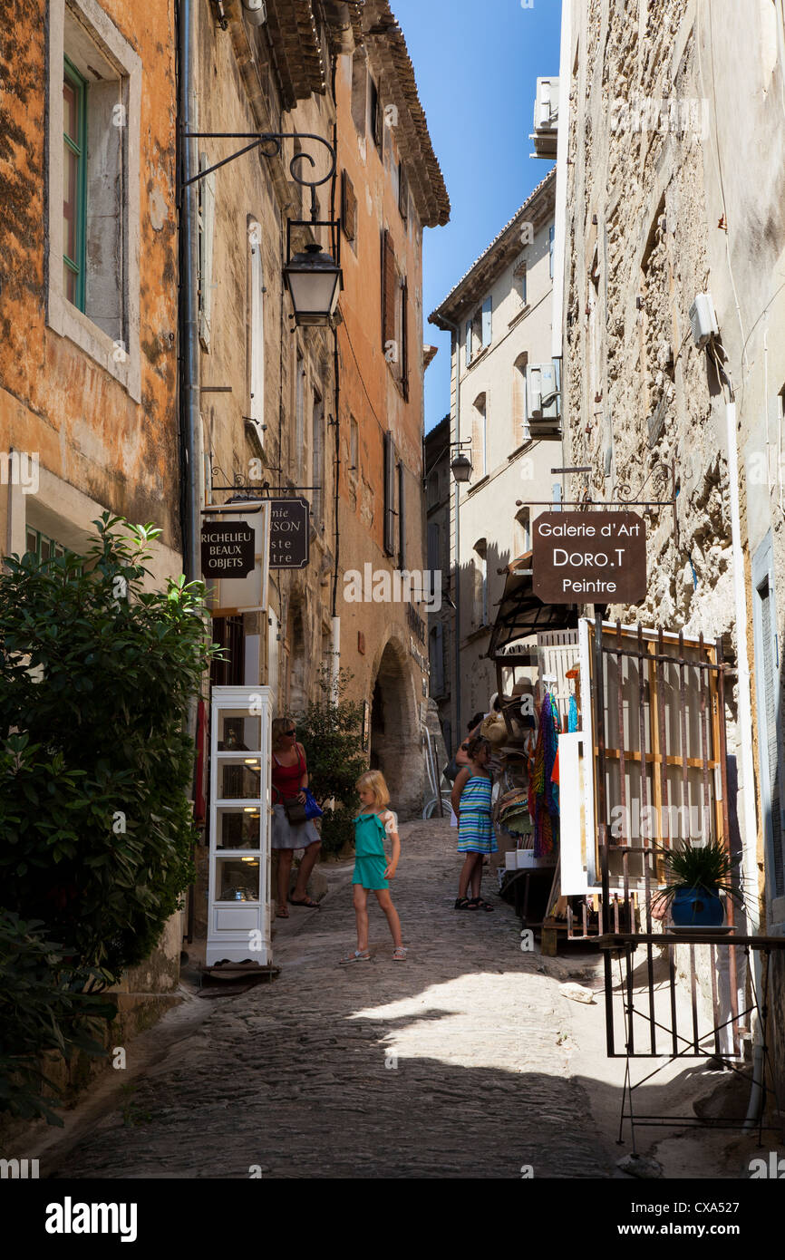 Gassen und Geschäfte auf dem Hügel oben Dorf Gordes, Luberon, Provence, Frankreich Stockfoto