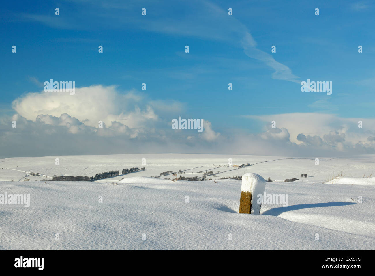 Winter-Blick auf Schnee bedeckt Mauren, Blick nach Westen von Castleton Rigg mit einer Pfarrei Grenzstein im Vordergrund Stockfoto
