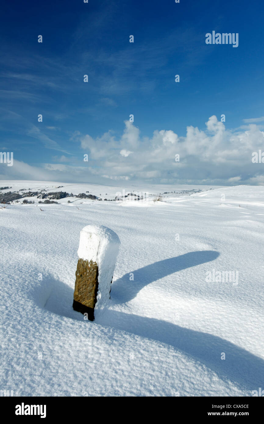 Winter-Blick auf Schnee bedeckt Mauren, Blick nach Westen von Castleton Rigg mit einer Pfarrei Grenzstein im Vordergrund Stockfoto