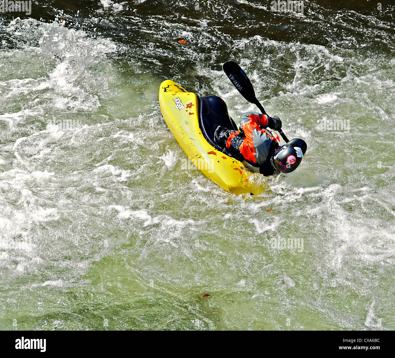 Unbekannter Mann Kajak die Stromschnellen des Flusses für Nantahala. Stockfoto