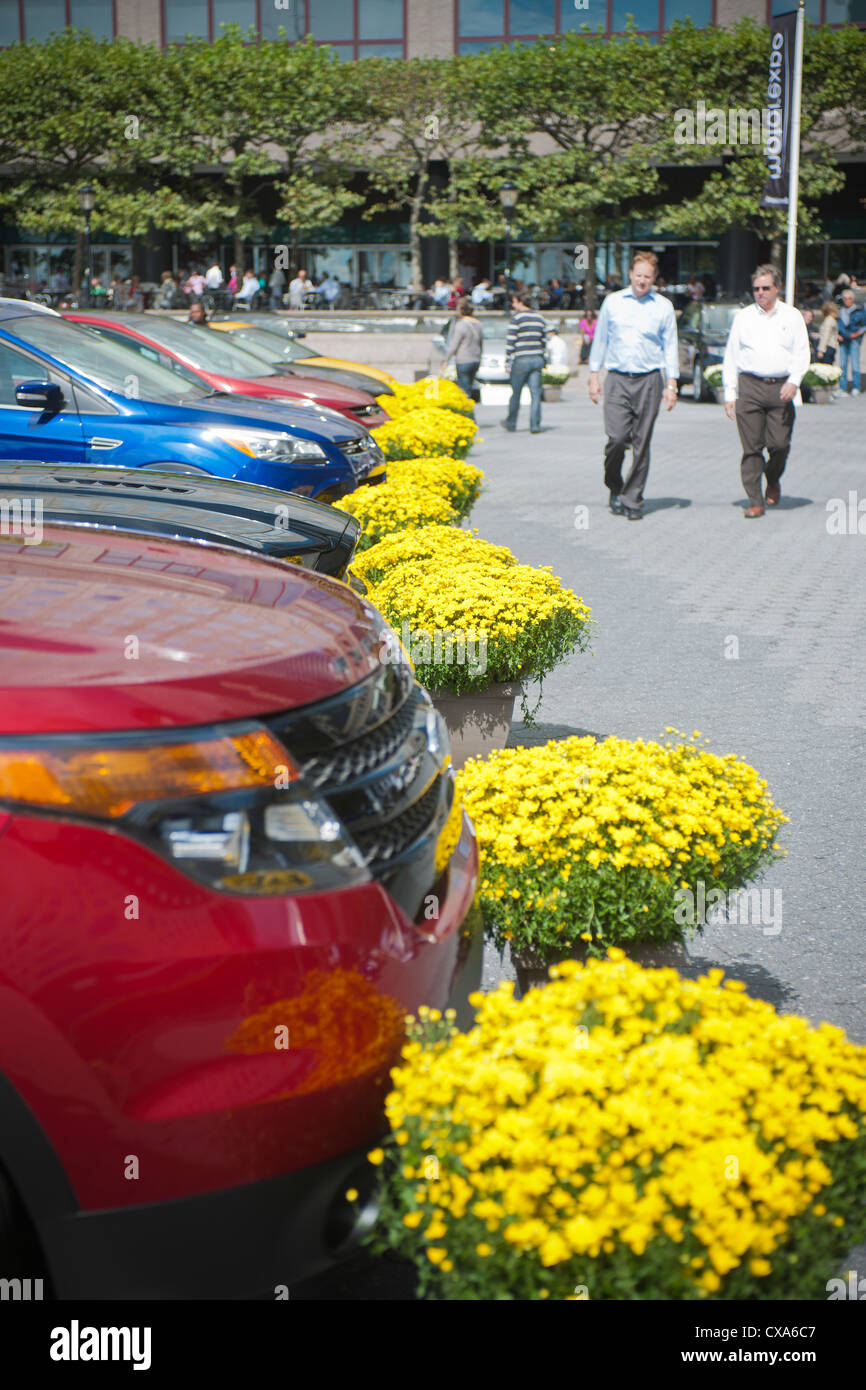 Kunden prüfen Ford Luxusfahrzeuge auf dem display Stockfoto