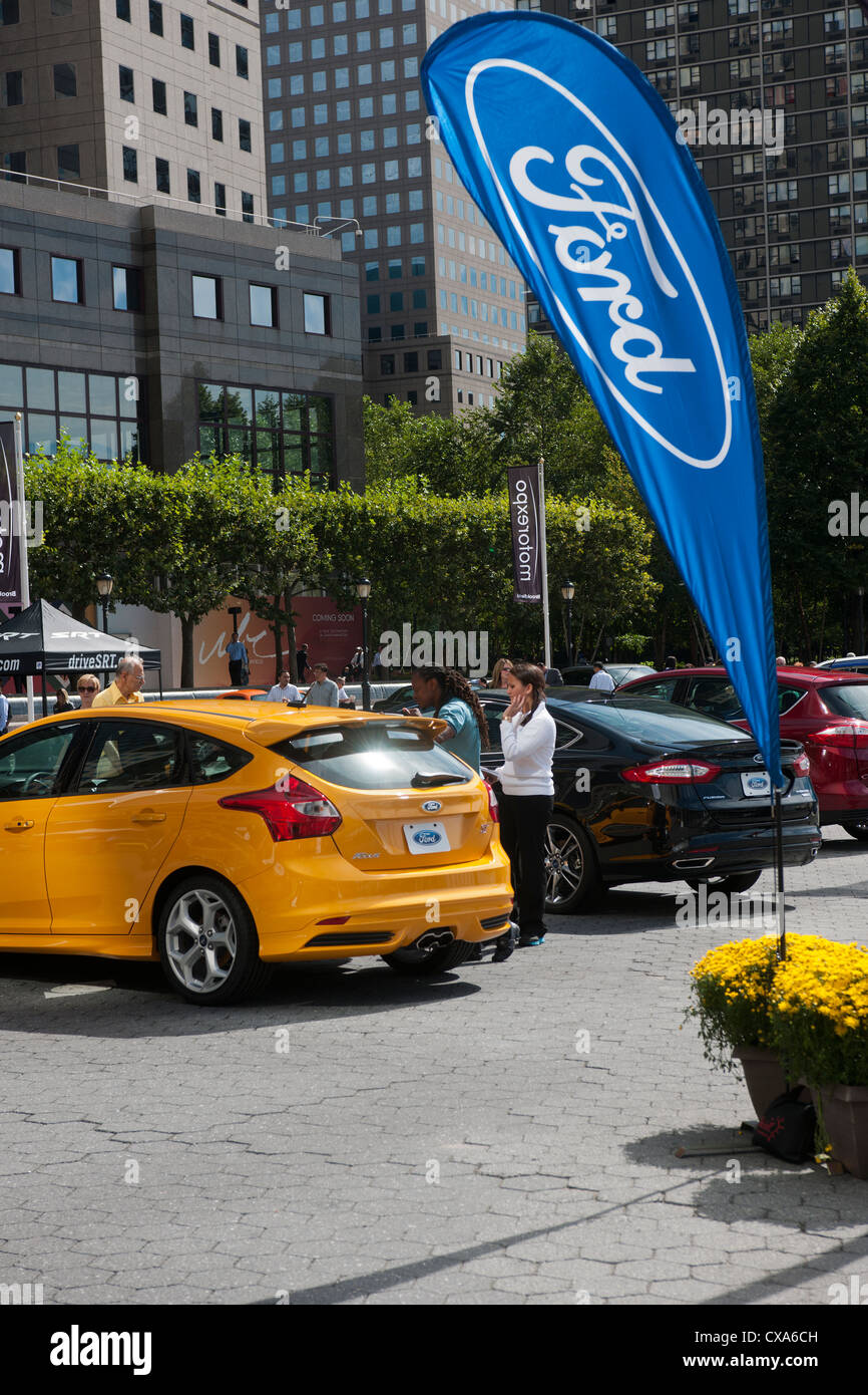 Kunden prüfen Ford Luxusfahrzeuge auf dem display Stockfoto