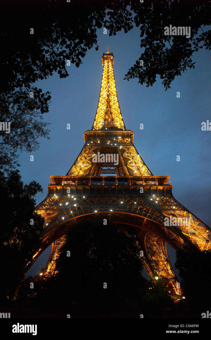 Den Eiffelturm beleuchtet am Abend in Paris im August 2012 Stockfoto