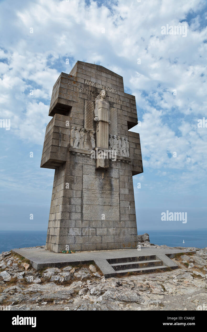 Das Überqueren der Penhir Denkmal der Bretonen des freien Frankreich, Pointe de Penhir, Halbinsel Crozon, Finistère, Bretagne, Frankreich Stockfoto