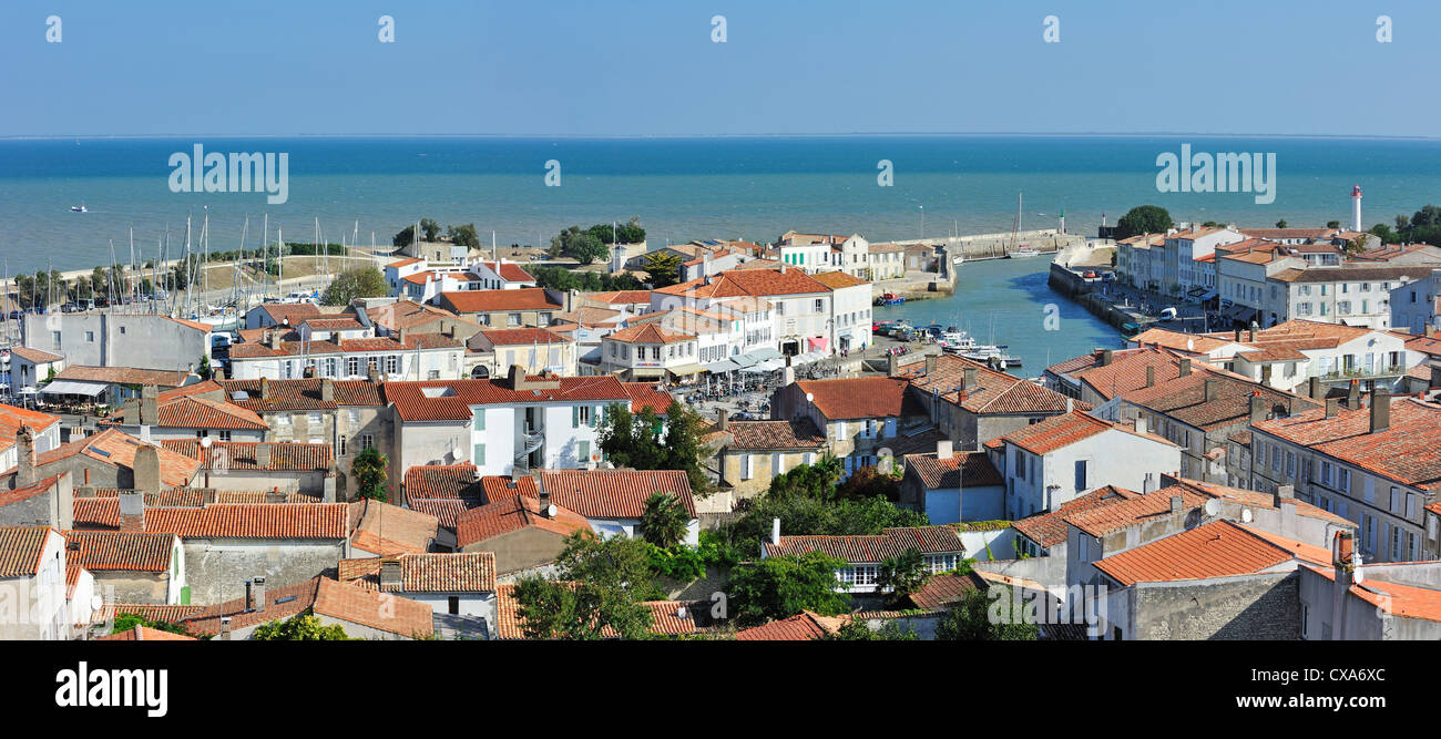 Blick über Häuser und den Hafen von Saint-Martin-de-Ré auf der Insel Ile de Ré, Charente-Maritime, Poitou-Charentes, Frankreich Stockfoto