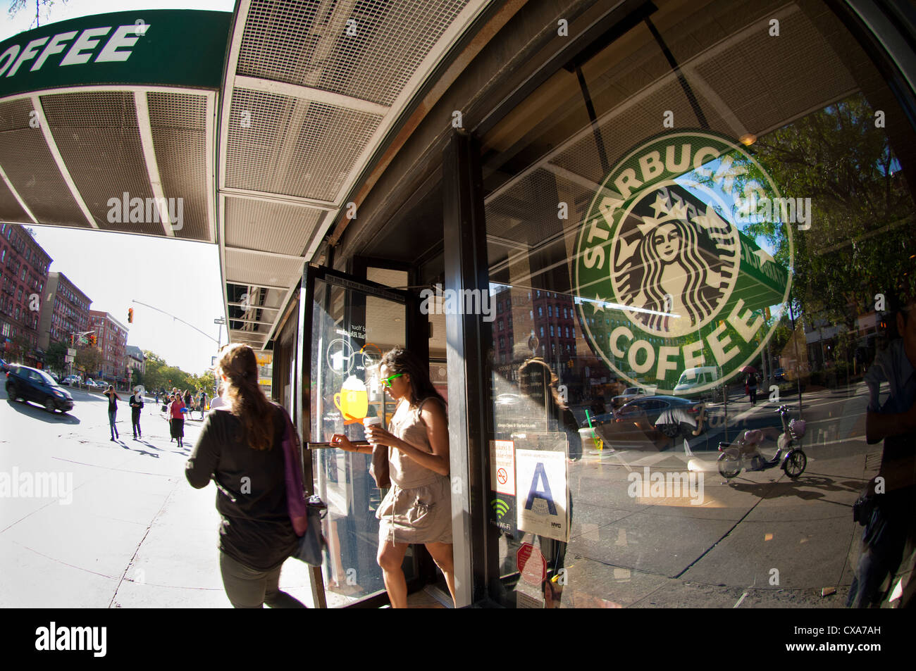 Zwei Frauen lassen ein Starbucks Café im Stadtteil Lower East Side von New York Stockfoto