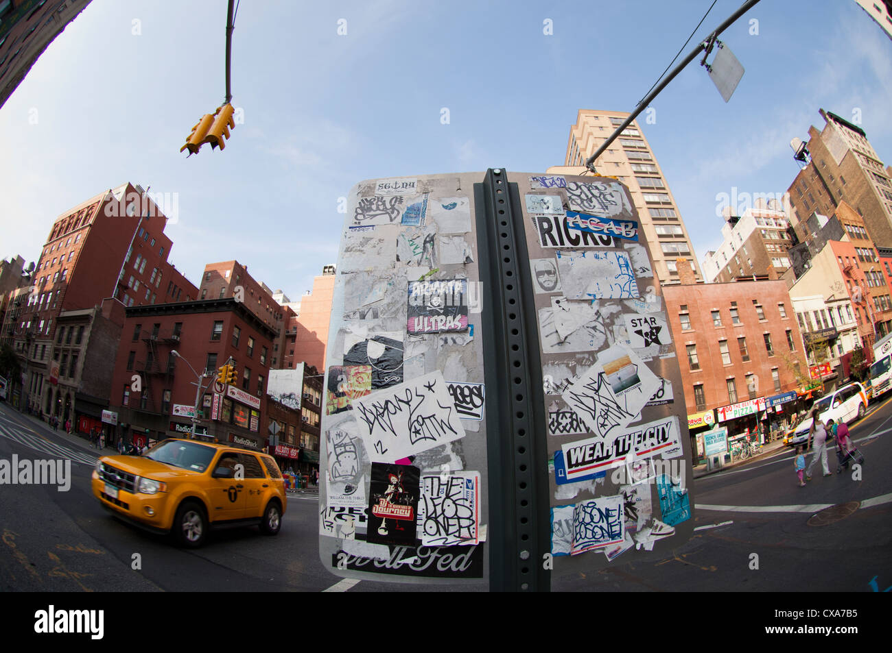 Rückseite des ein Verkehrsschild abgedeckt mit Aufklebern gesehen im Stadtteil Chelsea in New York Stockfoto