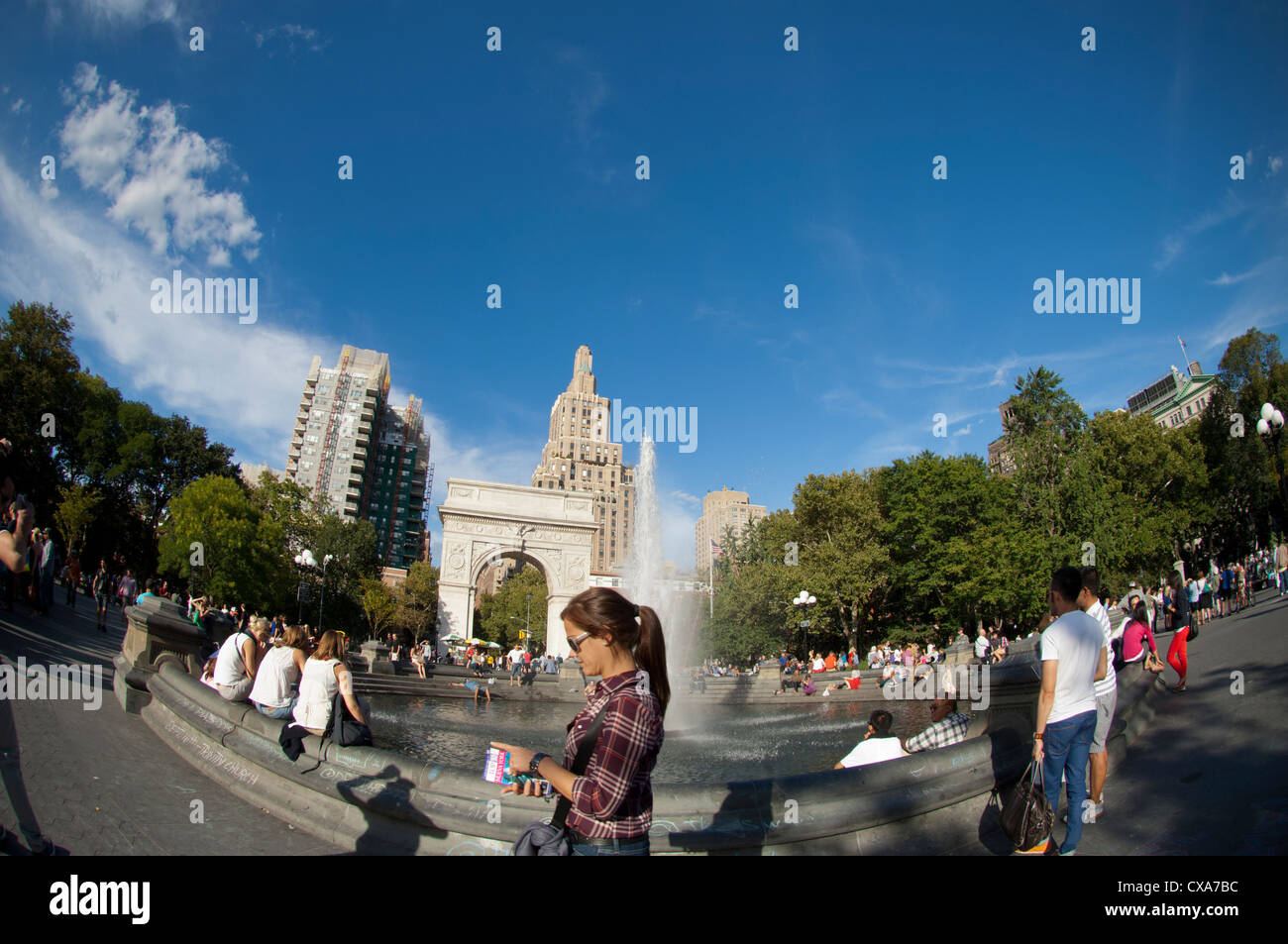 Der Brunnen am Washington Square Park in Greenwich Village in New York gesehen Stockfoto