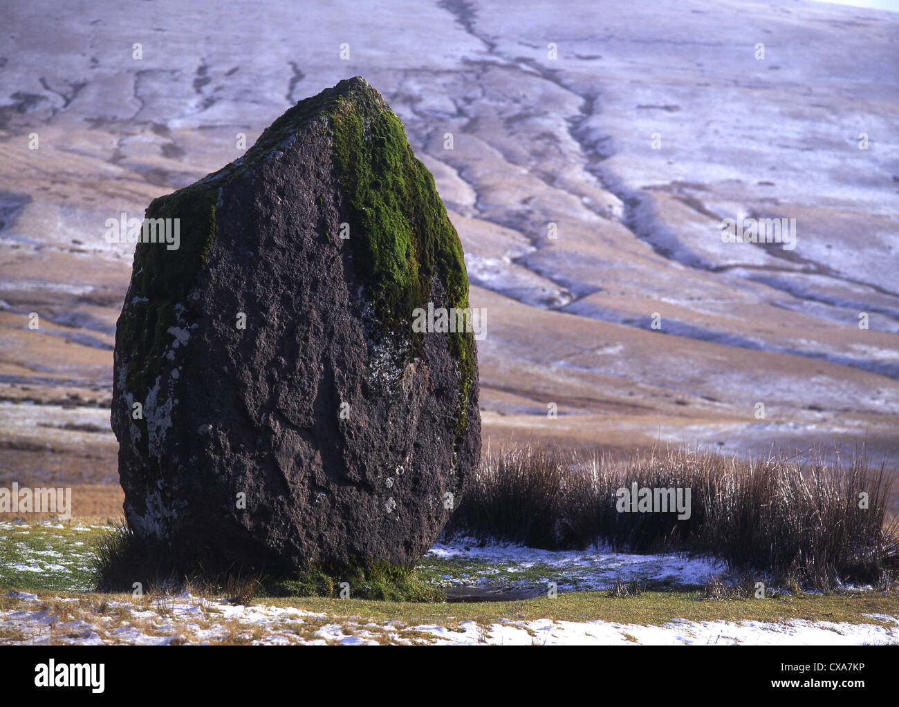 Maen Llia stehend Stein im Schnee in der Nähe von Ystradfellte Fforest Fawr Brecon Beacons National Park Powys South Wales UK Stockfoto