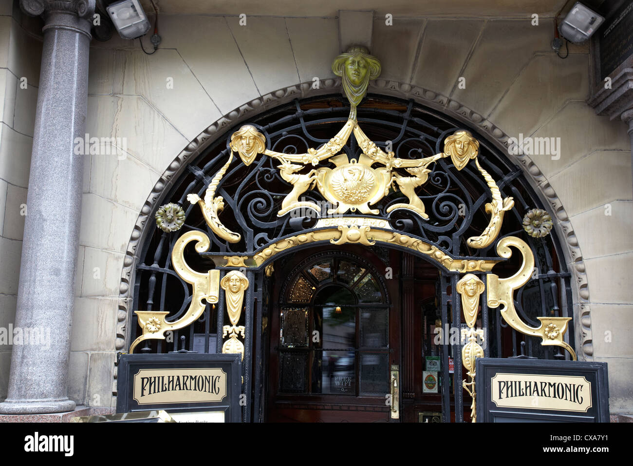 Eingang zu den Philharmonikern Pub-Restaurant in Liverpool UK Stockfoto