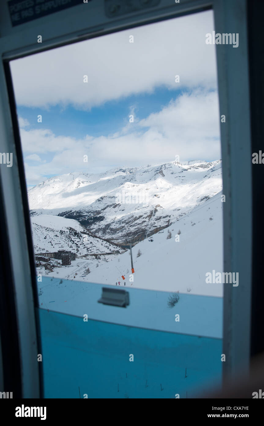 Ein Blick aus einer Gondel-Fenster auf eine Skipiste in der französischen Skiort Tignes, Frankreich Stockfoto