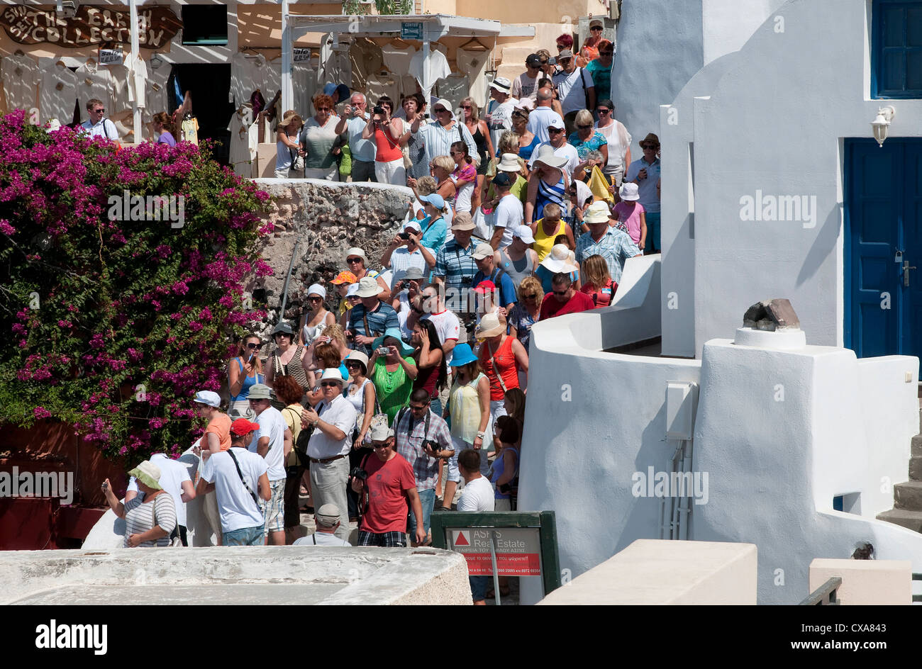 Massen von Touristen, Oia, Santorini, Griechenland Stockfoto