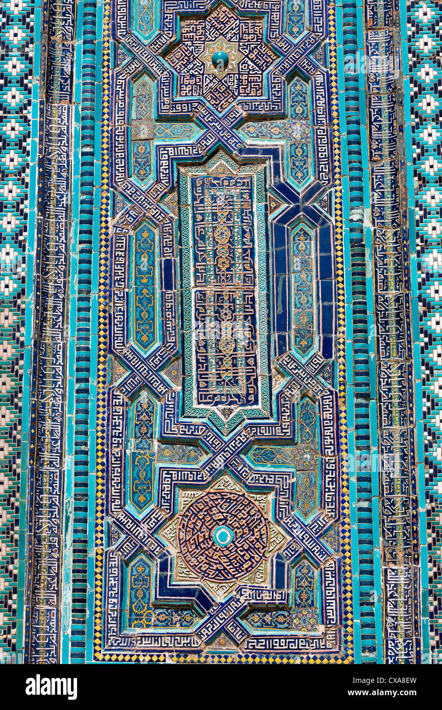 Detail der Fliesen von Portal, anonyme Mausoleum, Shah-i Zinda Nekropole, Samarkand, Usbekistan Stockfoto