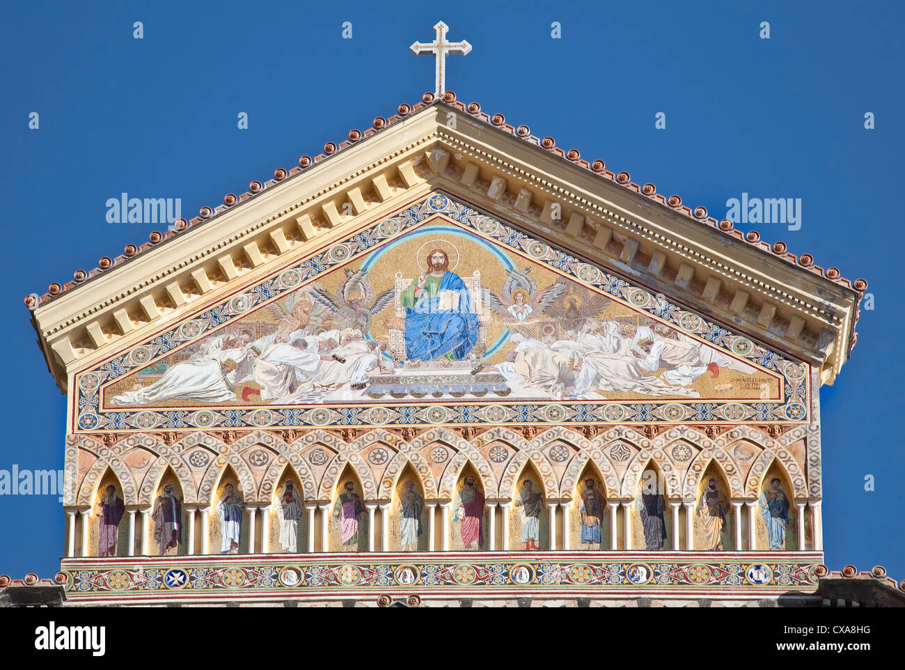 Fassade der Kathedrale von Saint Andrews in Amalfi, Italien ist bedeckt mit byzantinischen Mosaik Entiltled "The Triumph of Christ". Stockfoto
