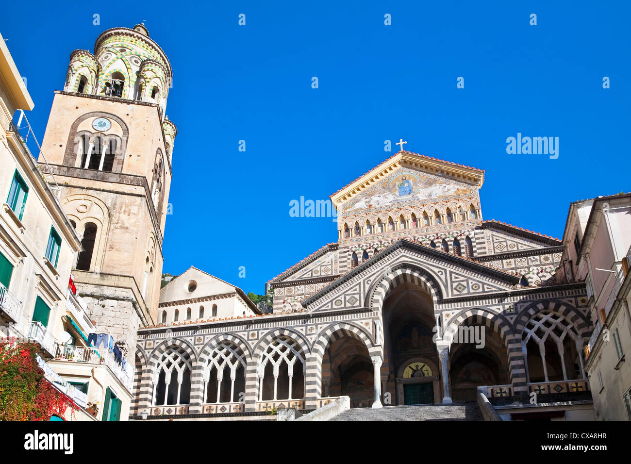 Fassade der Kathedrale von Saint Andrews in Amalfi, Italien ist bedeckt mit byzantinischen Mosaik Entiltled "The Triumph of Christ". Stockfoto