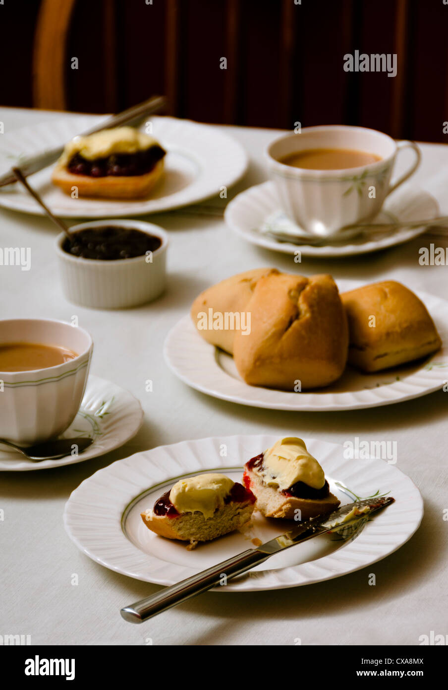 Creme Nachmittagstee mit traditionellen Cornish Clotted Cream, Scones Devon, Erdbeermarmelade und Earl Grey Tee in England, UK Stockfoto