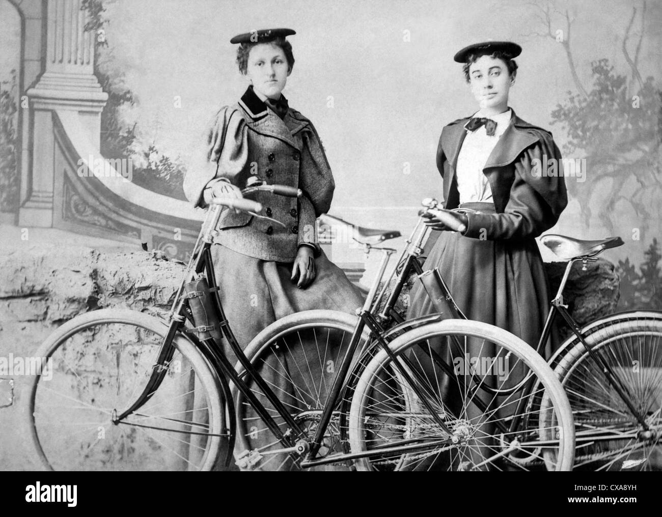 Zwei Frauen stehen mit Fahrrädern, um 1900 Stockfoto