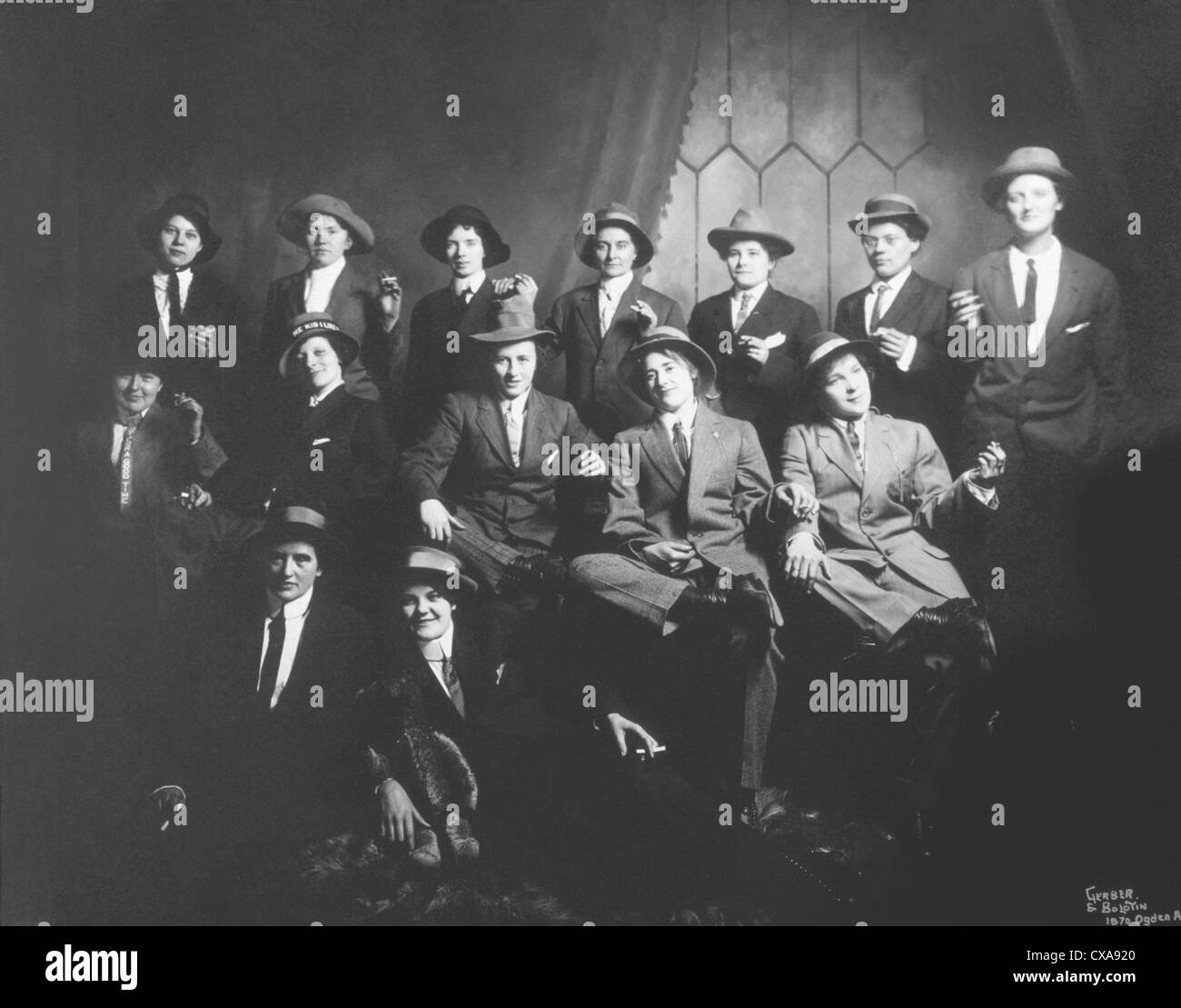 Vierzehn Frauen tragen Herrenbekleidung mit Zigaretten, Chicago, Illinois, USA, um 1910 Stockfoto