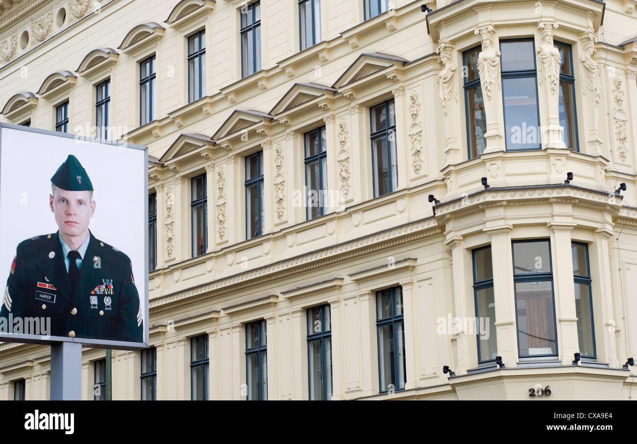 Porträt des amerikanischen Soldaten Jeff Harper am Checkpoint Charlie in Berlin, Deutschland Stockfoto