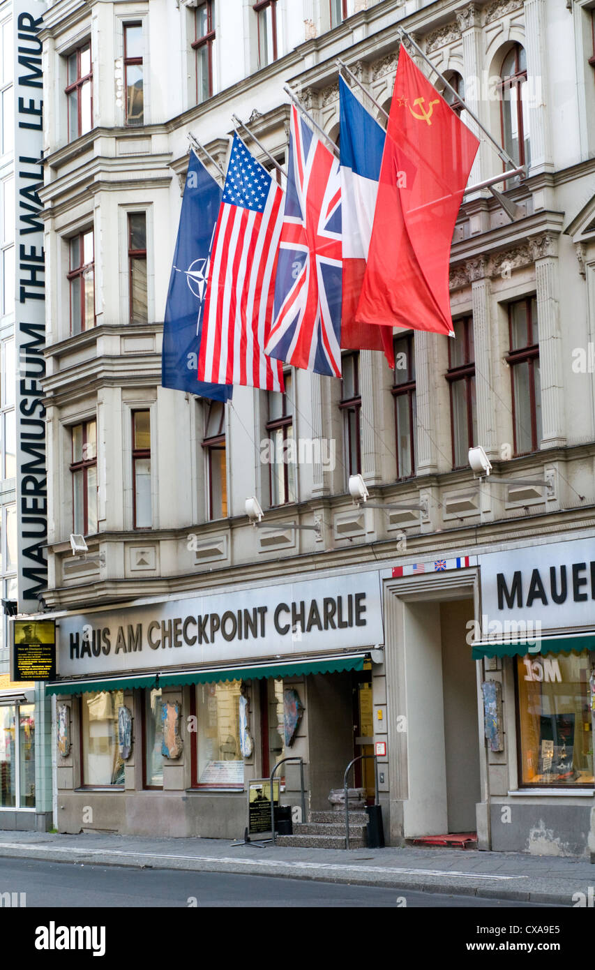 Außenseite des Mauermuseum am Checkpoint Charlie Stockfoto