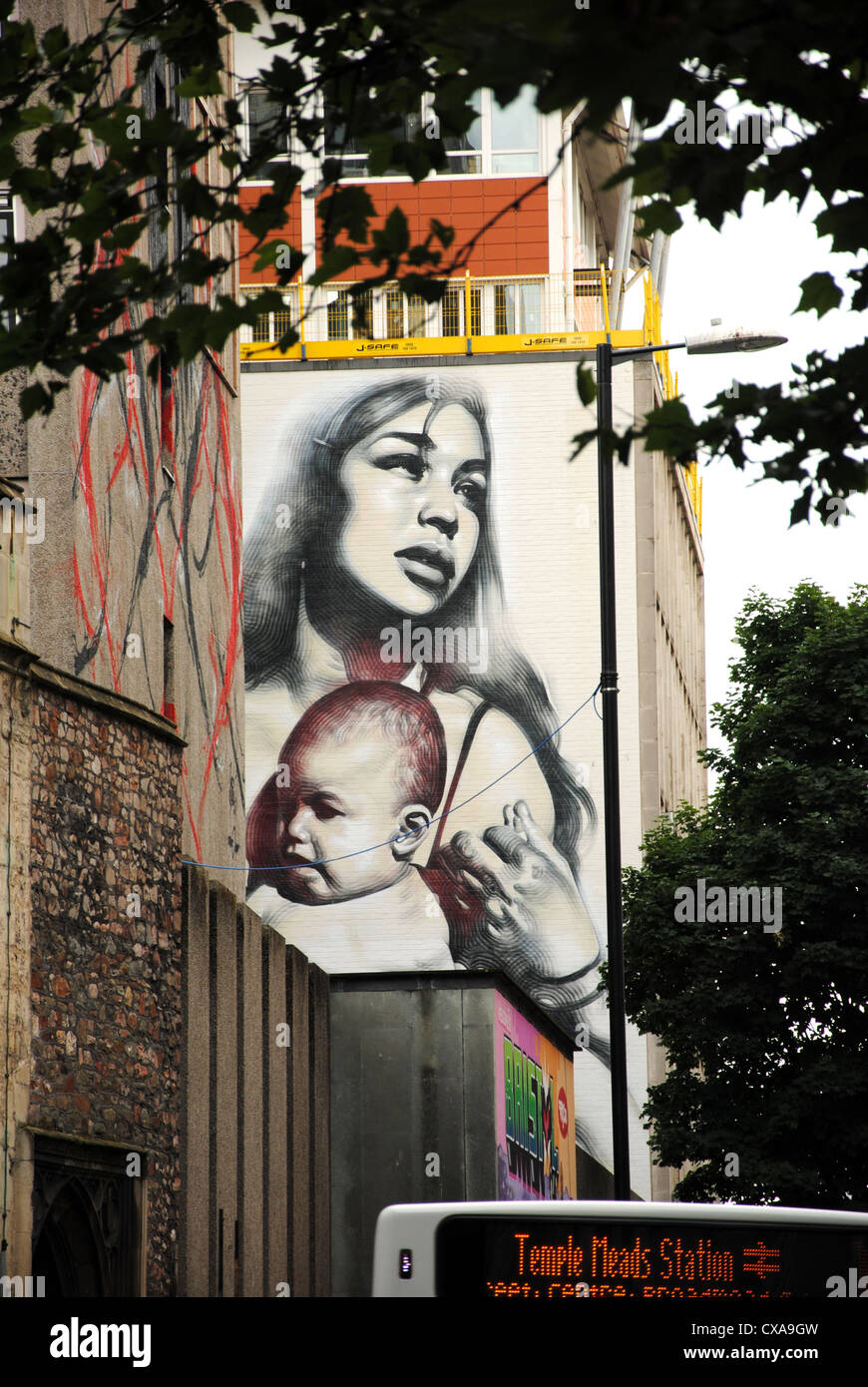 Graffiti-Kunstwerk von El Mac mit dem Titel "Frau und Baby" Stockfoto
