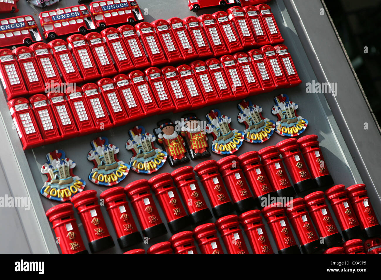 Eine Auswahl an britischen und London unter dem Motto Kühlschrankmagnete zum Verkauf in London an einem sonnigen Sommertag. Stockfoto