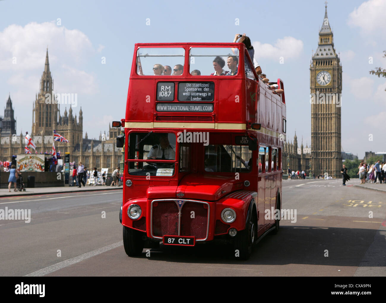 Londoner Routemaster Bus Köpfe über Westminster Bridge mit den Houses of Parliament im Hintergrund. Stockfoto