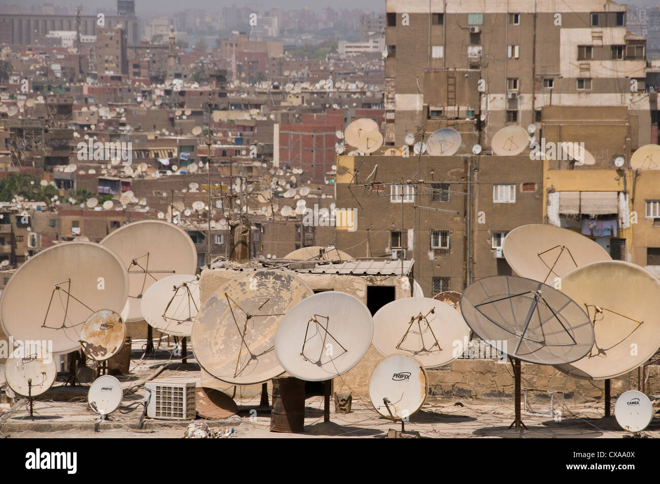 Satellitenschüsseln Dächer Kairo Ägypten Stockfotografie Alamy