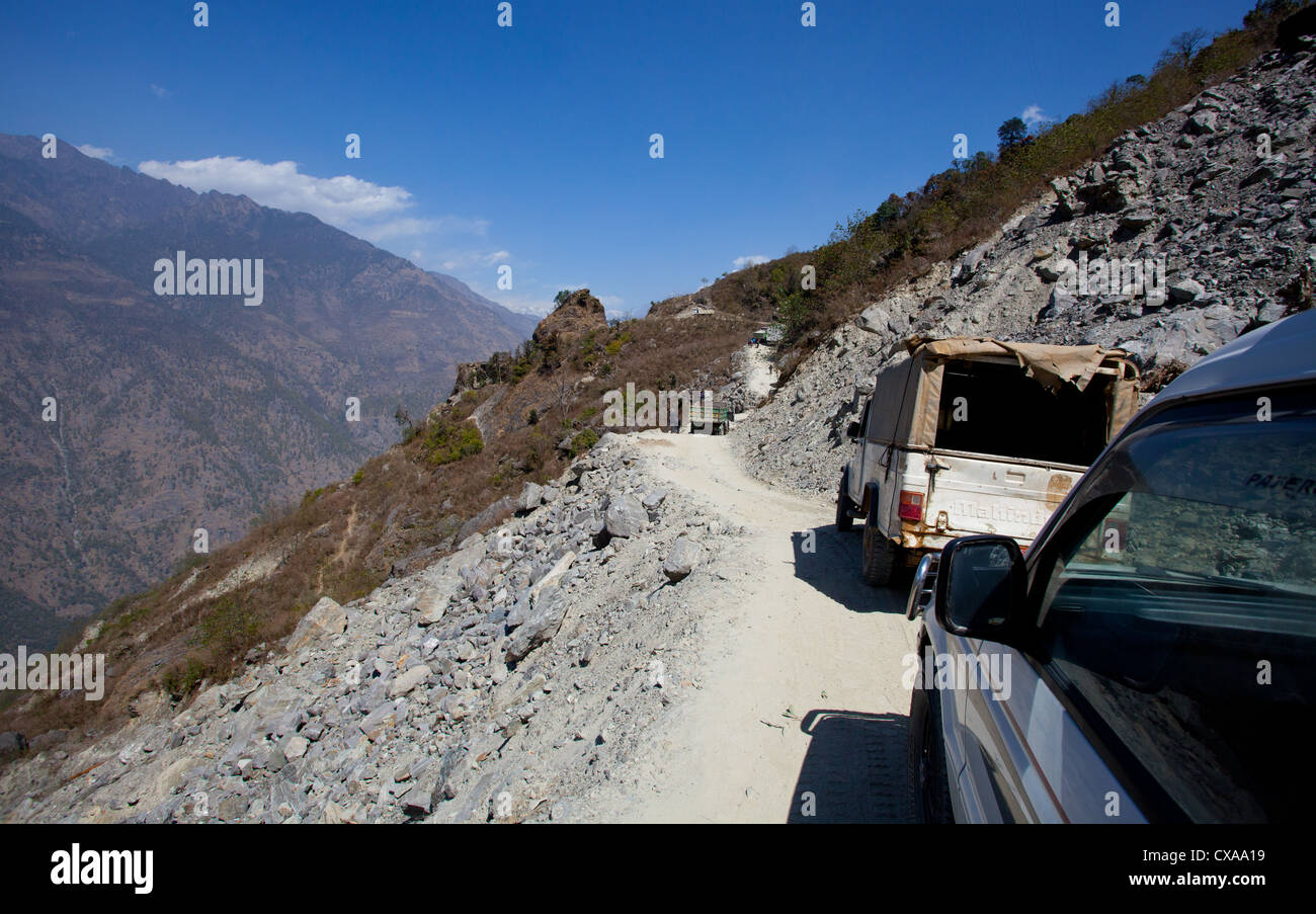 Autos von einem aufgeschlüsselt Lastwagen auf einem hohen Himalaya-Feldweg, Nepal blockiert Stockfoto