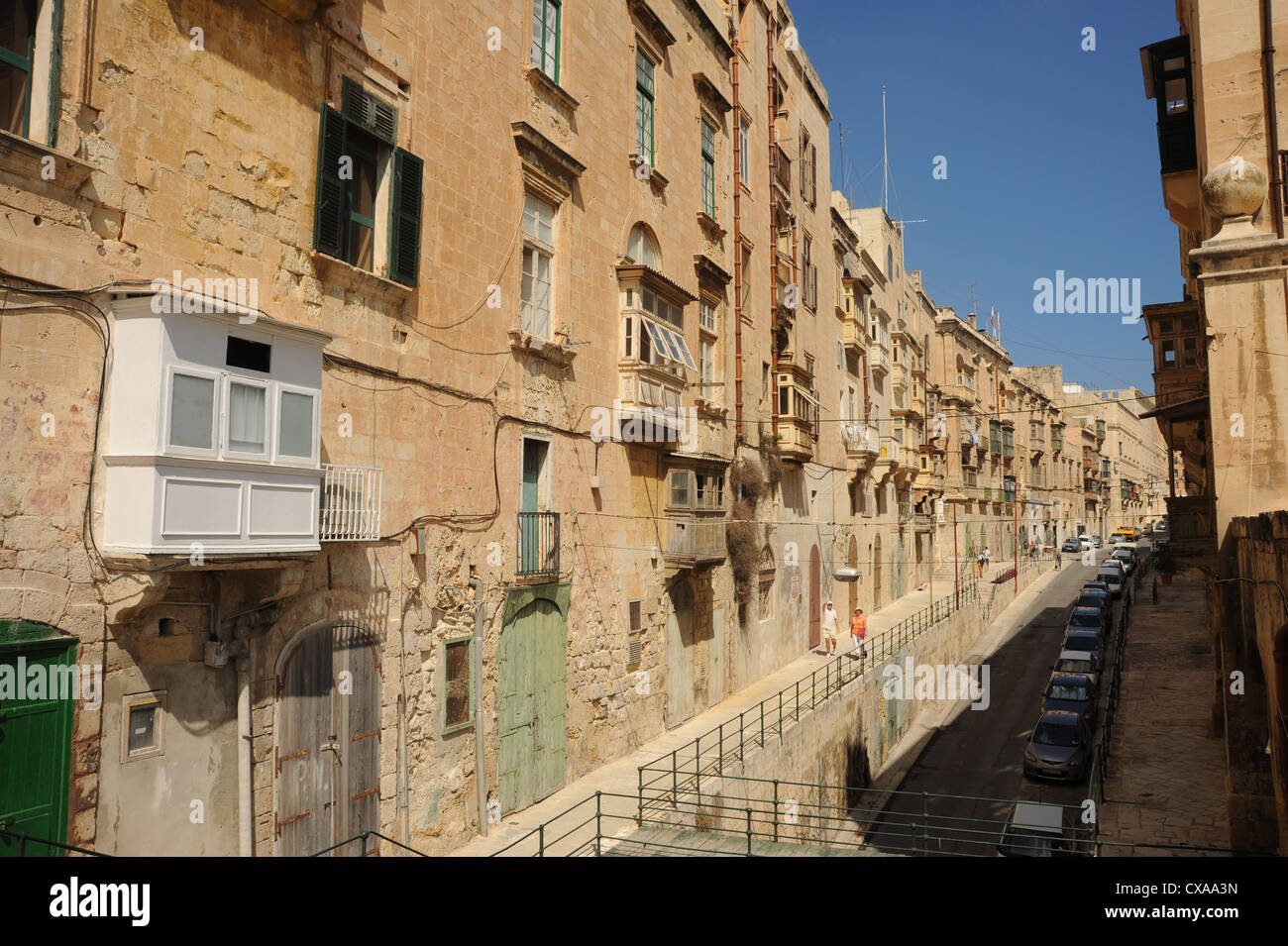 Eine historische alte Straße in der Stadt von Valletta, Malta. Stockfoto