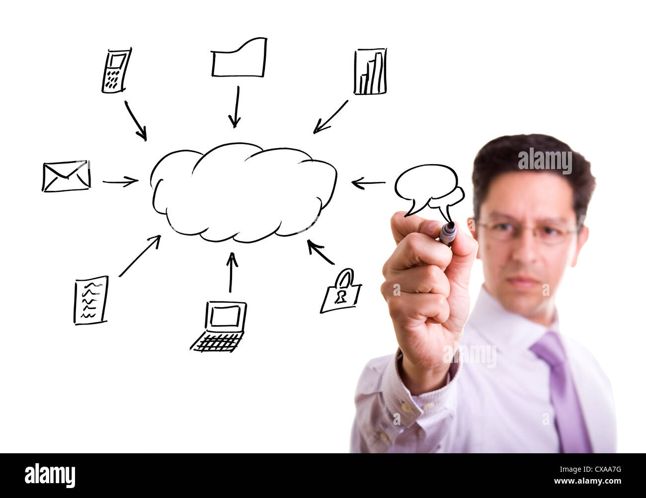 Geschäftsmann, schreiben ein Cloud-computing-Diagramm auf dem Whiteboard (Tiefenschärfe) Stockfoto