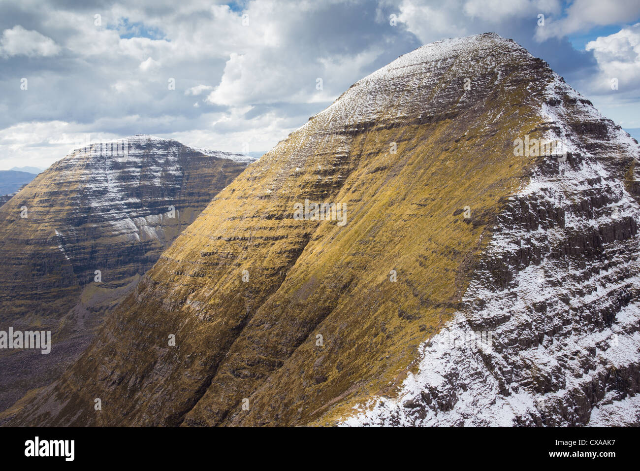 Ben Alligin. Der große Gipfel der Sgurr Mhor mit Schnee auf der geschützten Seite mit Tom Na Gruagaich auf der linken Seite. Stockfoto