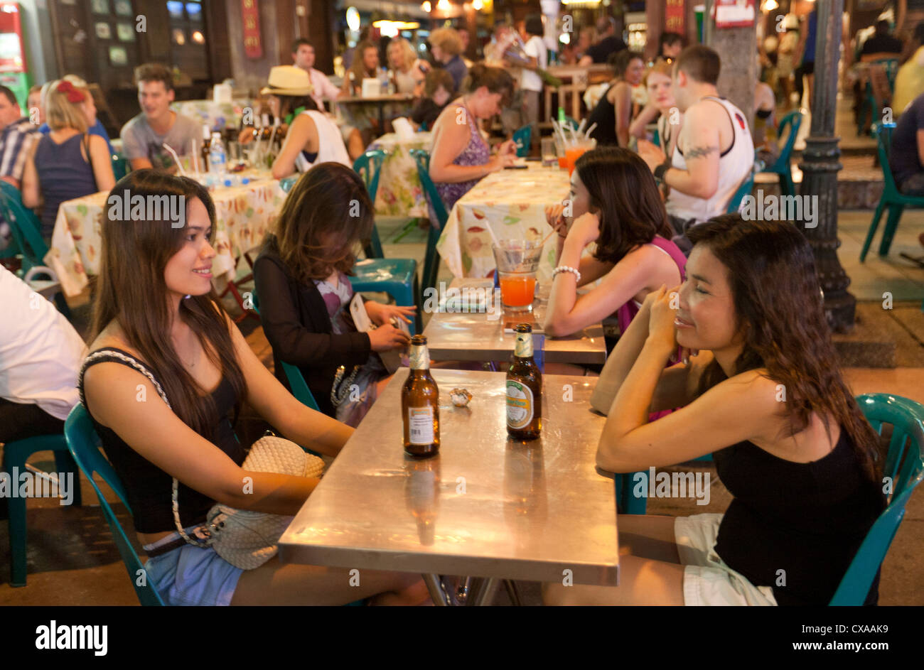 Mädchen sitzen in einer Bar in Khao San Road, Bangkok, Thailand Stockfoto